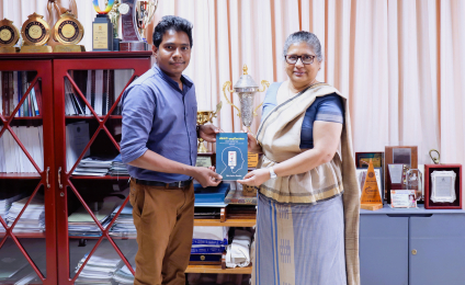 Presentation of the Book “Smārṭ Aḷevikaraṇaya” to the Vice-Chancellor